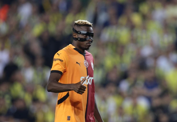 Victor Osimhen mostra il pollice alto a un compagno di squadra.