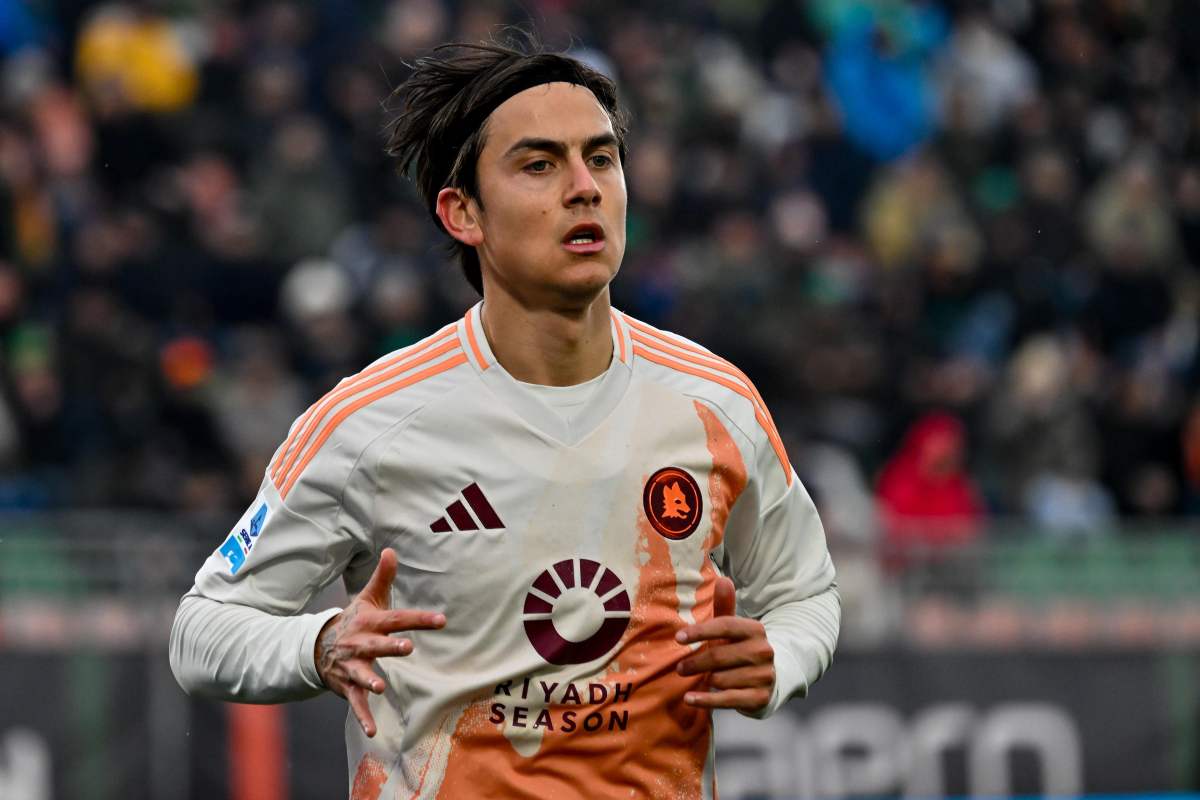 Paulo Dybala si riscalda in campo prima di una partita.