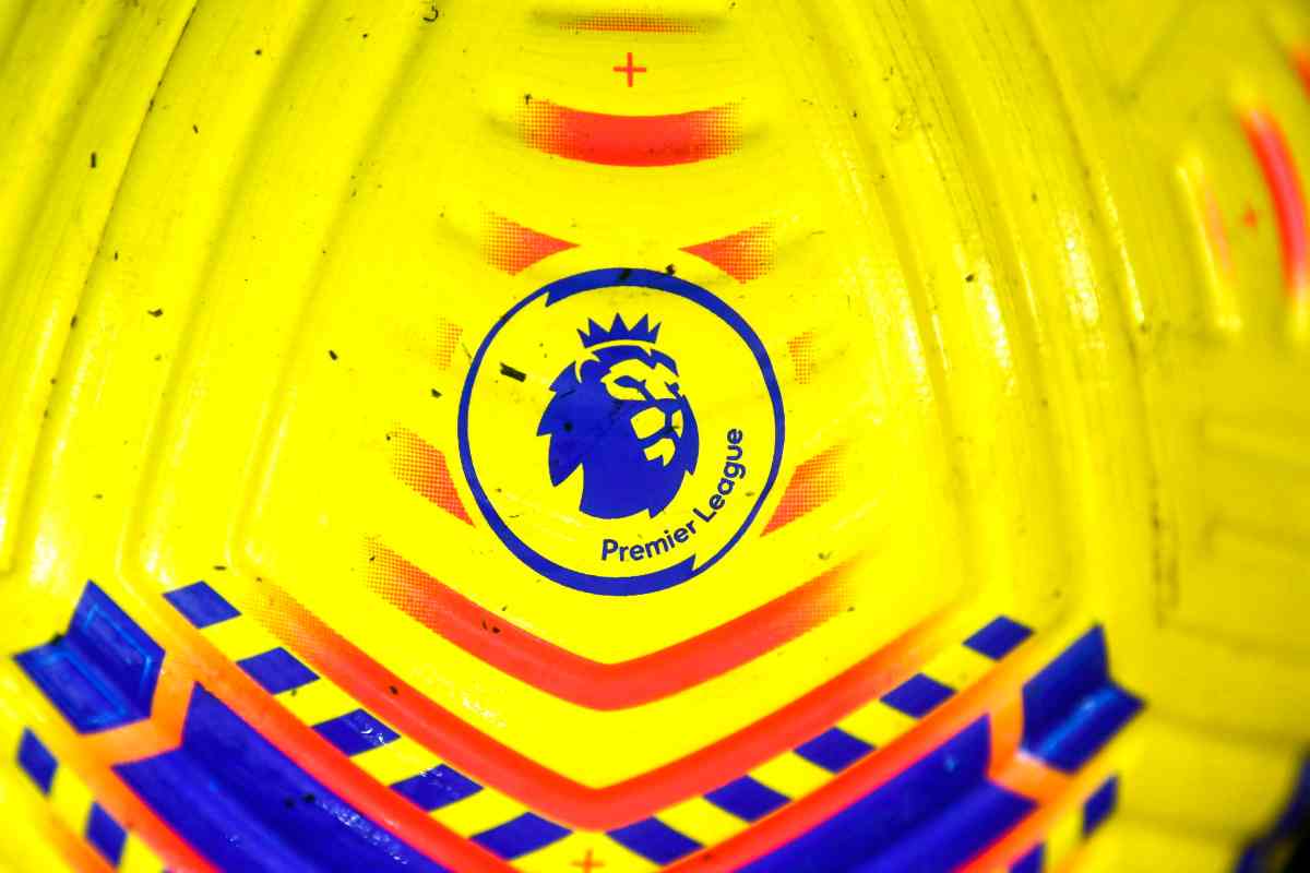 Simbolo della Premier League su un pallone.