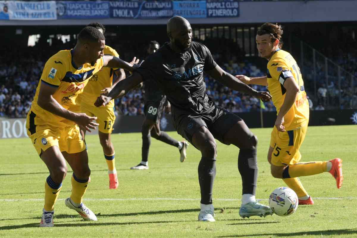 Lukaku difende palla con intorno i giocatori dell'Atalanta 