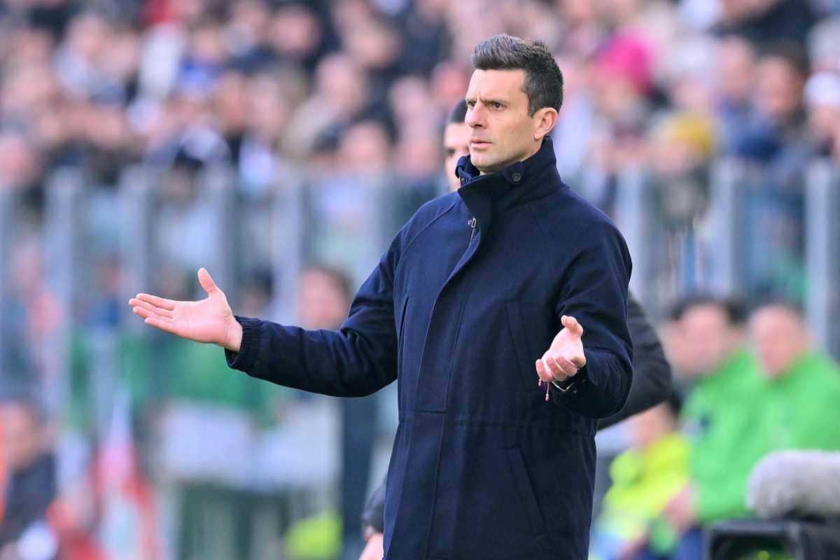 Thiago Motta allarga le braccia a bordo campo