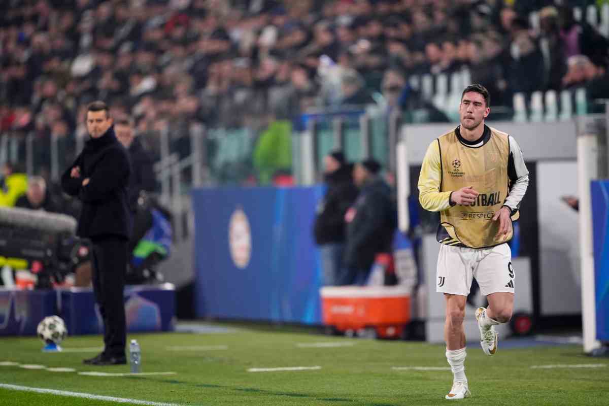 Thiago Motta guarda Vlahovic che si riscalda