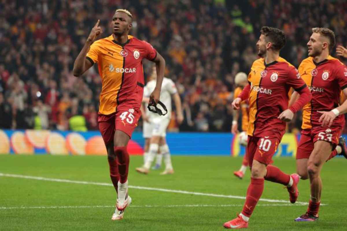 Victor Osimhen mentre esulta in maglia Galatasaray dopo un gol