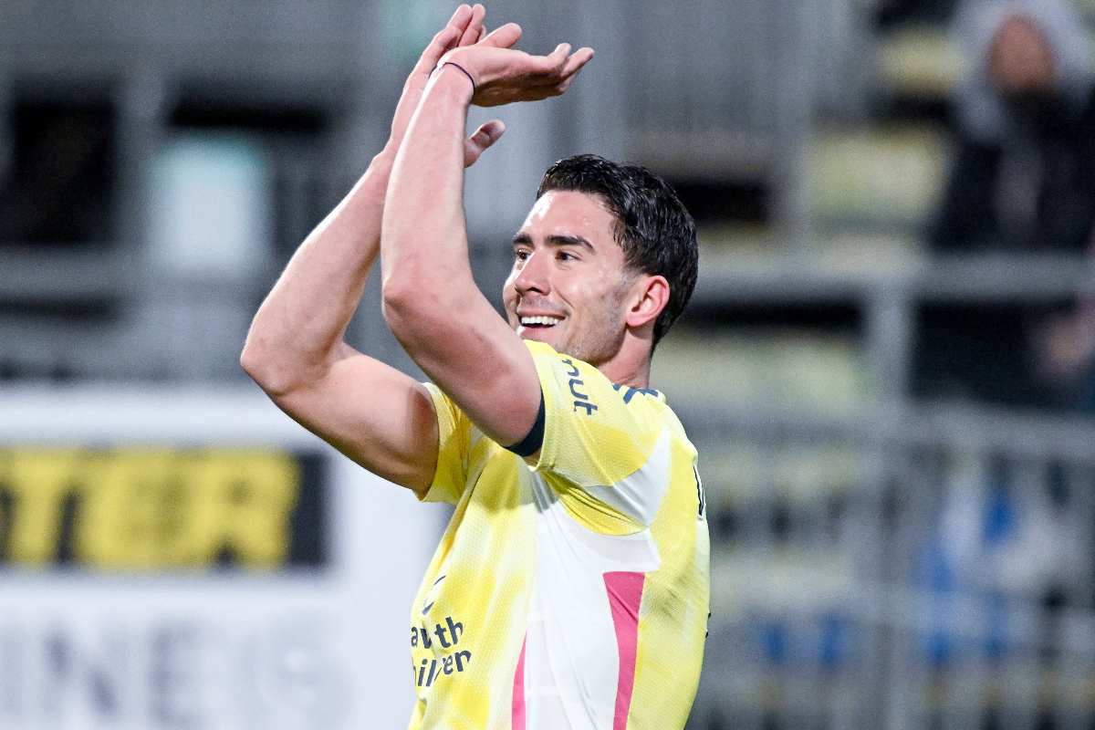 Dusan Vlahovic esulta dopo il gol