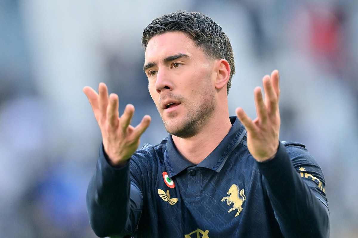 Dusan Vlahovic gesticola in campo 