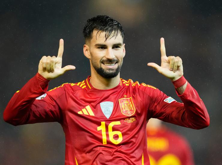 Il centrocampista del Villarreal Alex Baena con la Spagna