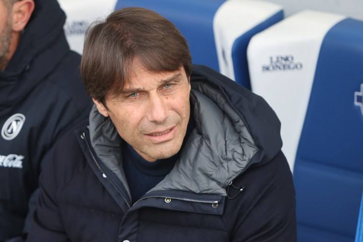 Antonio Conte in primo piano e seduto in panchina