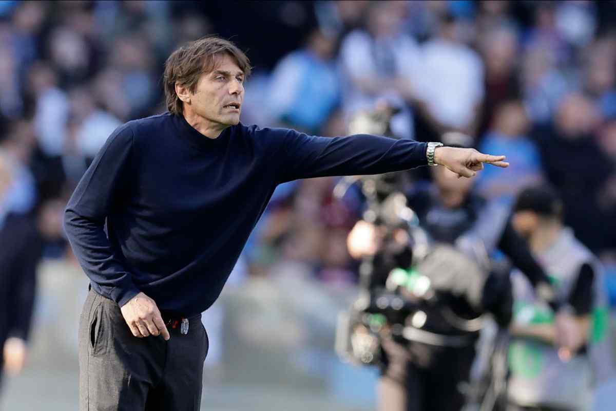 Antonio Conte dà indicazioni dalla panchina 