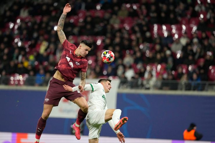 Benjamin Sesko mentre colpisce il pallone di testa