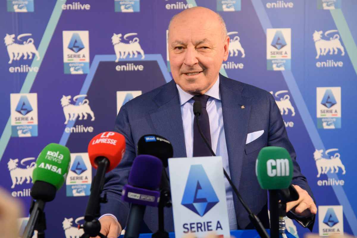 Beppe Marotta, sorridente, in conferenza stampa