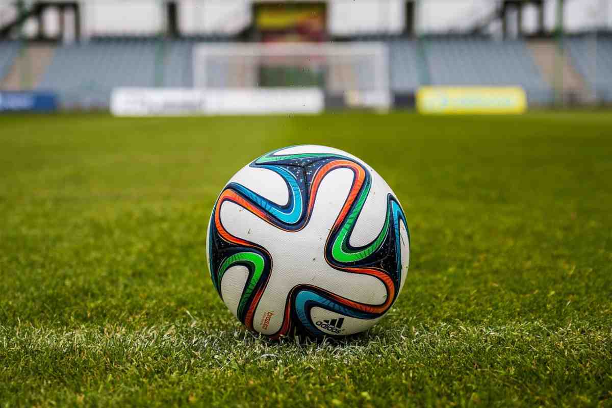 Pallone da calcio sull'erba