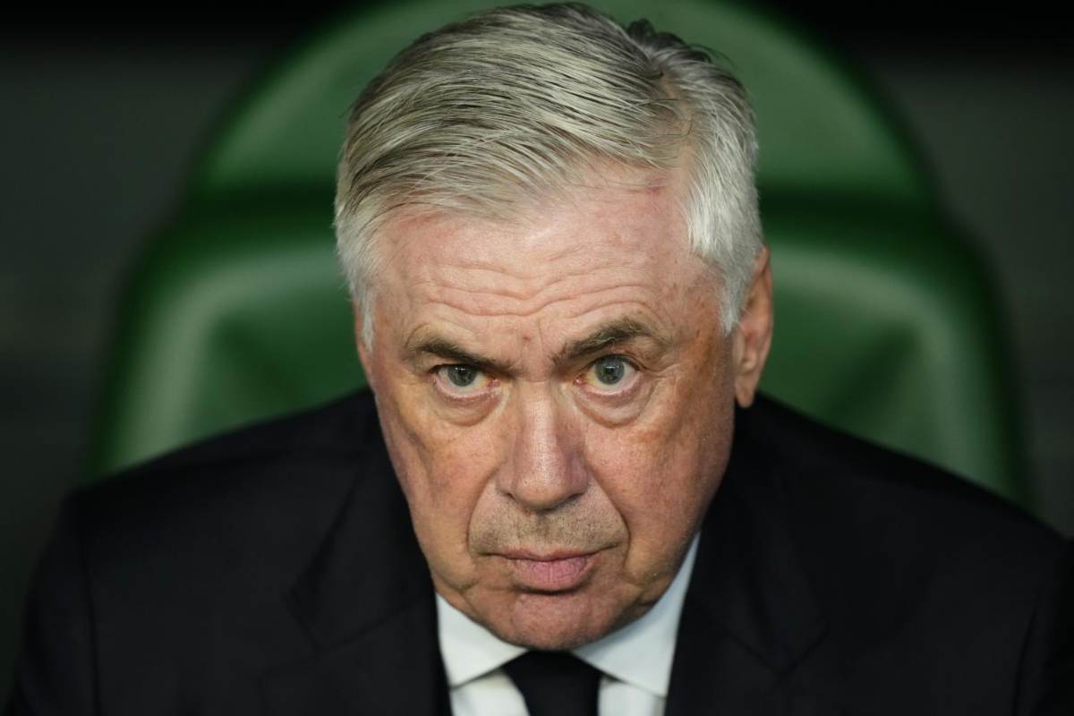 Carlo Ancelotti in primo piano e seduto in pachina