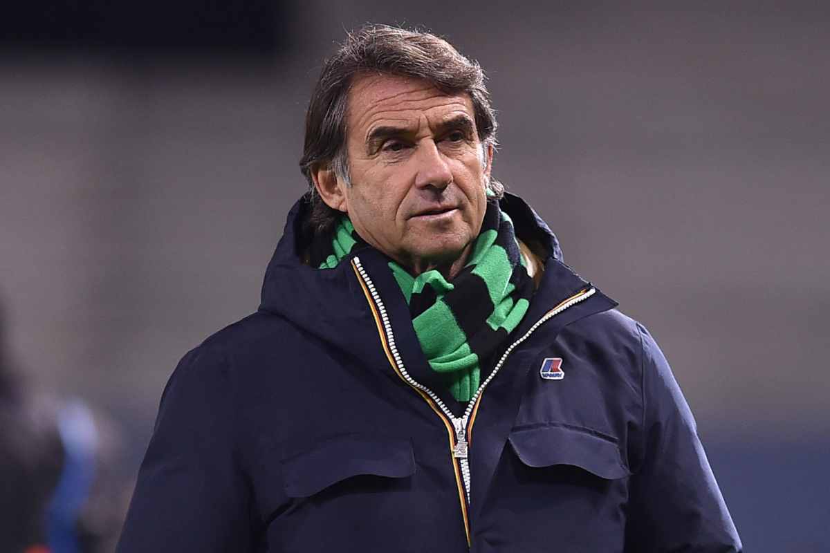 Giovanni Carnevali a bordo campo con la sciarpa del Sassuolo