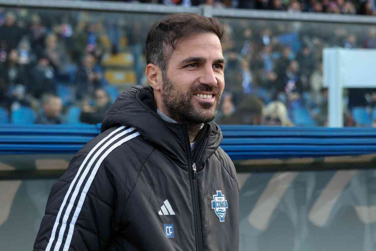 Cesc Fabregas sorride in panchina