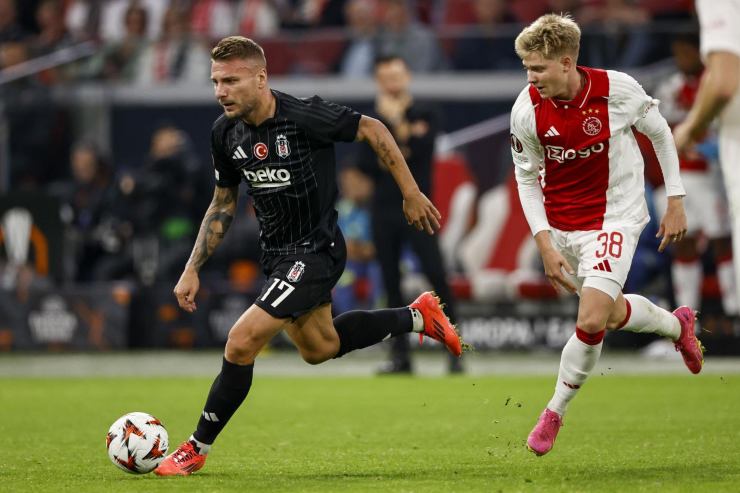 Ciro Immobile con il pallone al piede e inseguito da un avversario