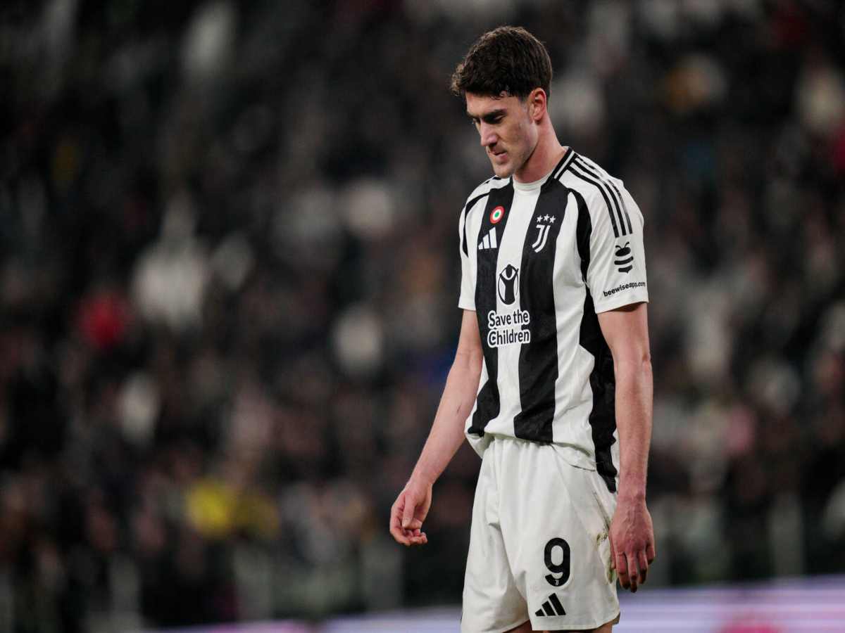 Dusan Vlahovic in maglia bianconera e a capo chino