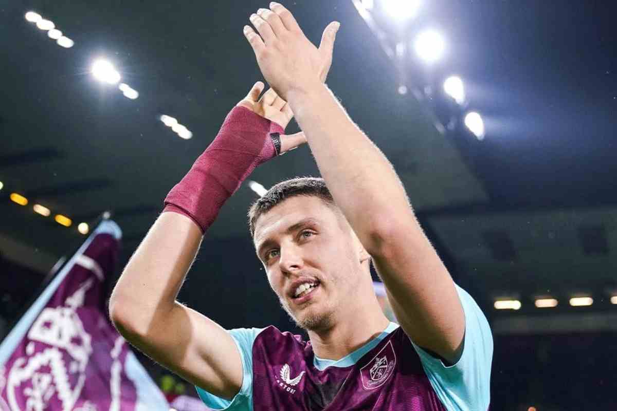 Maxime Esteve saluta i tifosi del Burnley 