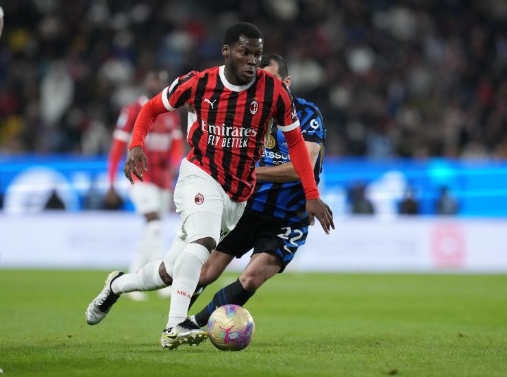 Il difensore del Milan Fikayo Tomori contro l'Inter