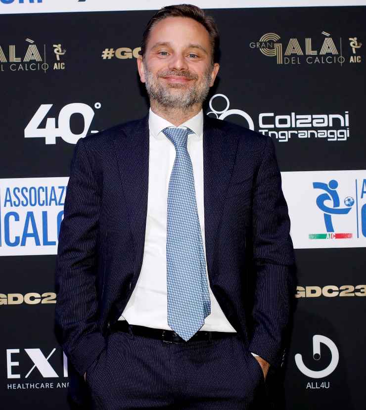 Giorgio Furlani sorridente e con le mani in tasca