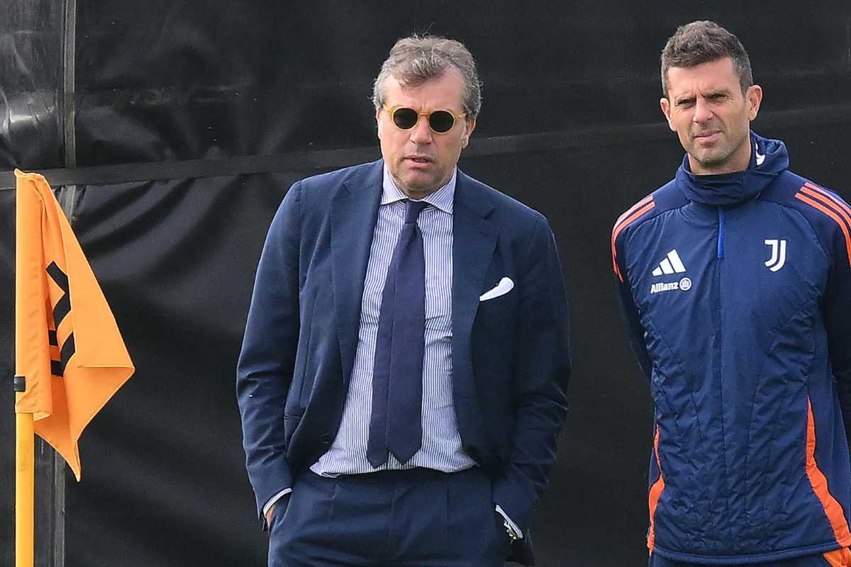 Cristiano Giuntoli e Thiago Motta osservano l'allenamento della Juve 