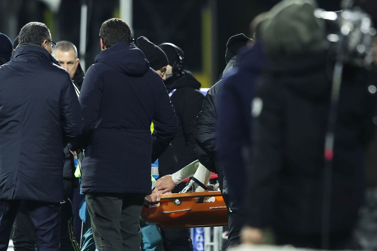 Giocatore infortunato viene portato via in barella