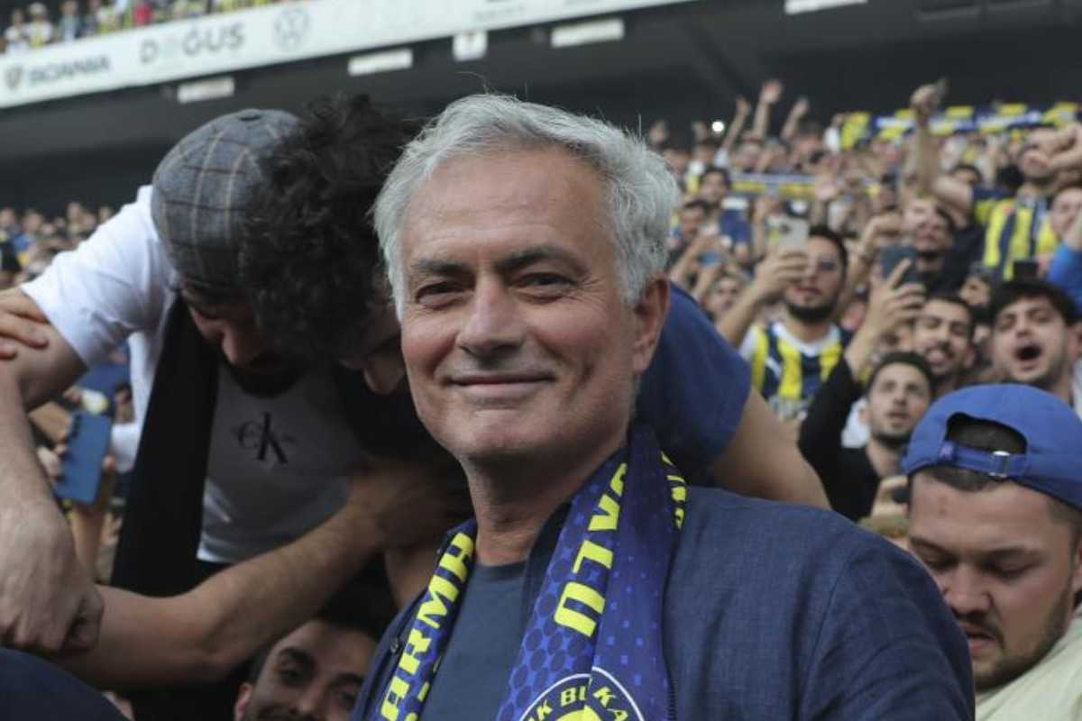 Jose Mourinho alla presentazione da tecnico del Fenerbahce