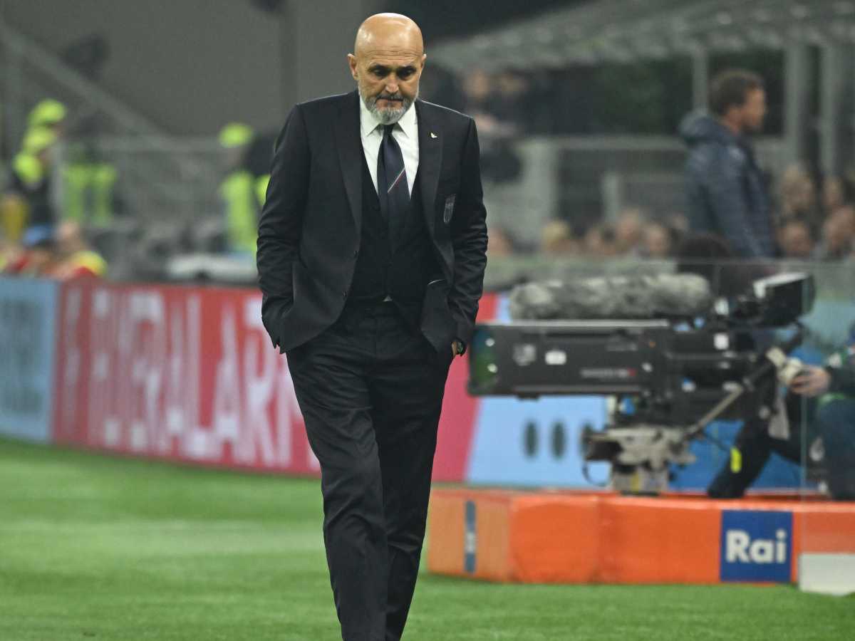 Luciano Spalletti cammina pensieroso a bordo campo