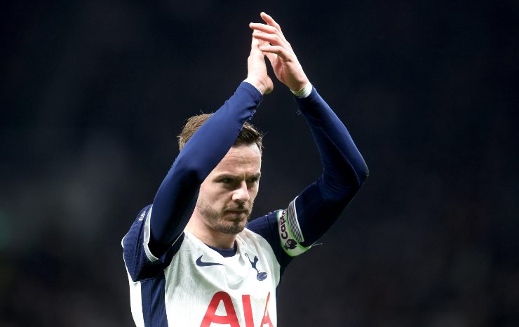 James Maddison applaude i tifosi degli Spurs