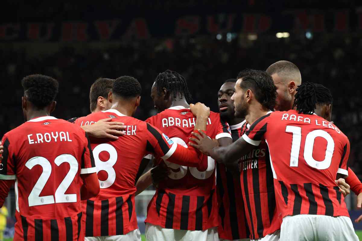 Giocatori del Milan esultano dopo un gol