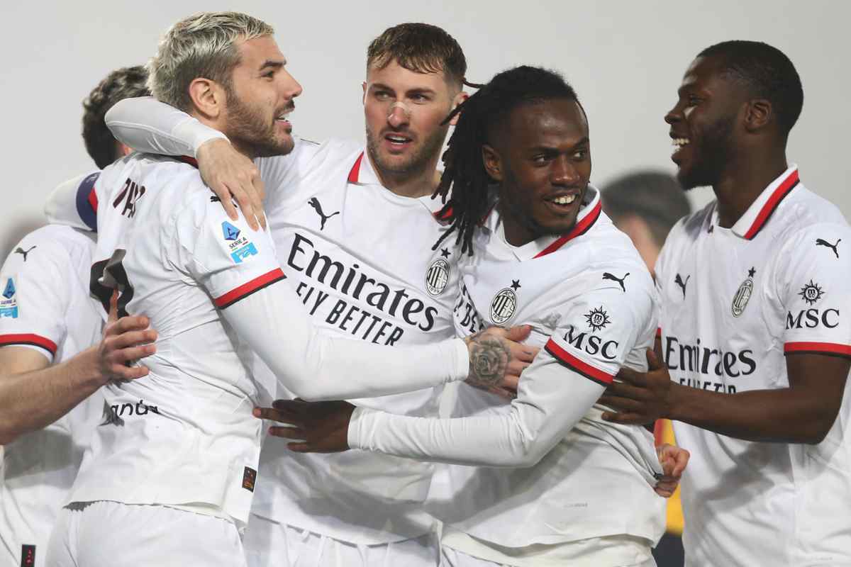 Giocatori del Milan esultano dopo un gol