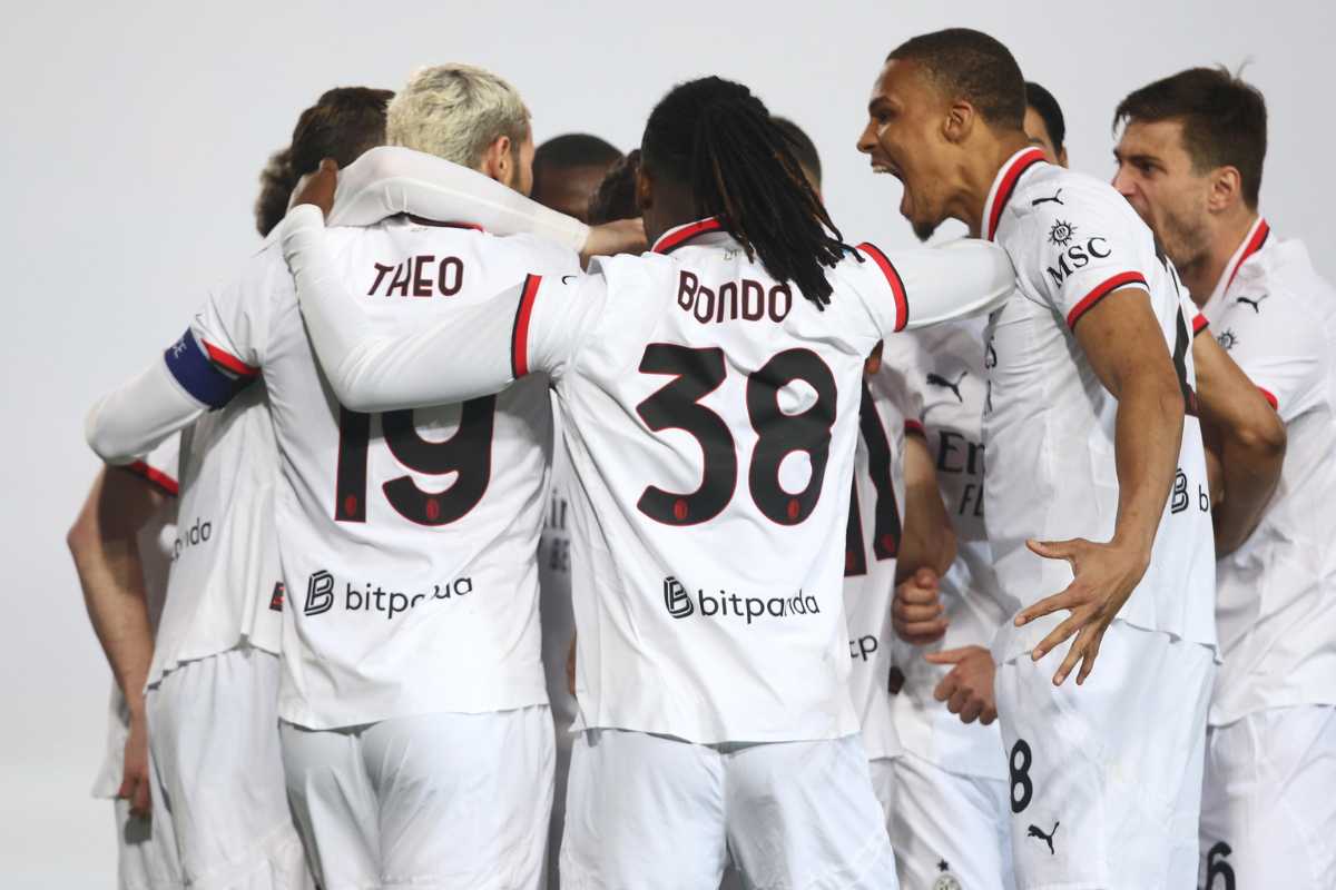 Giocatori del Milan esultano dopo un gol