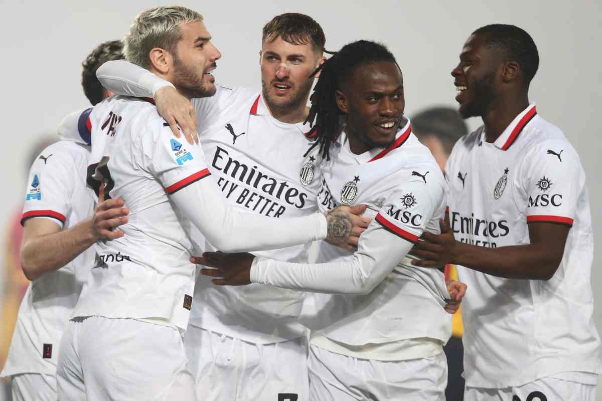 Giocatori del Milan esultano dopo un gol