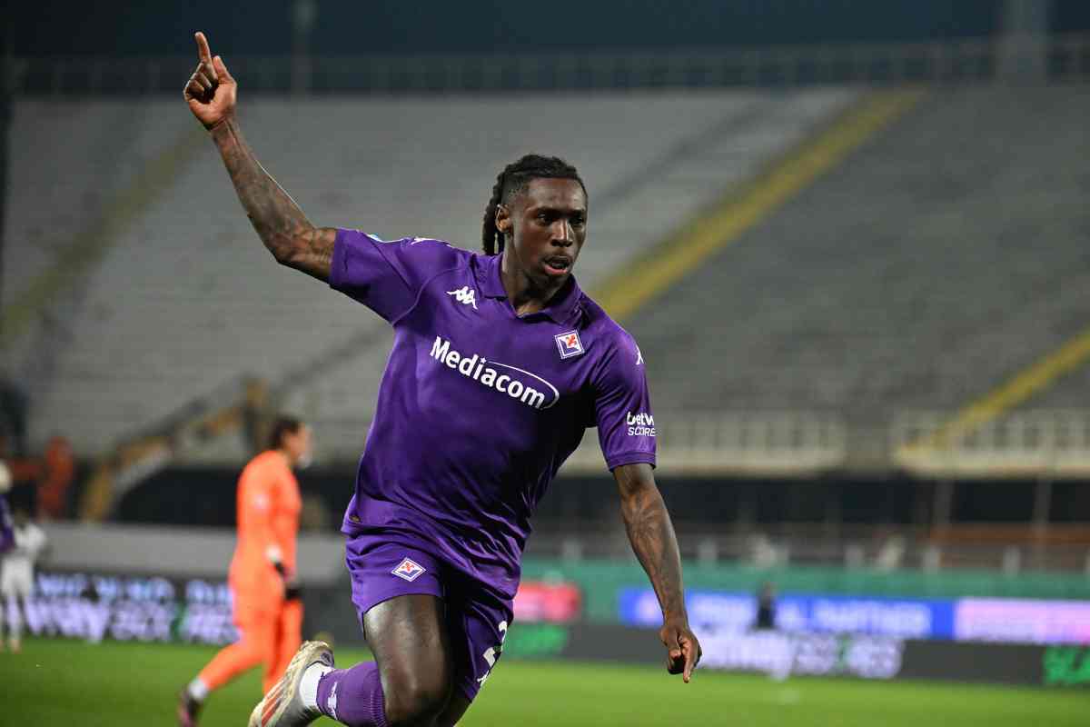 Moise Kean esulta dopo un gol in maglia viola