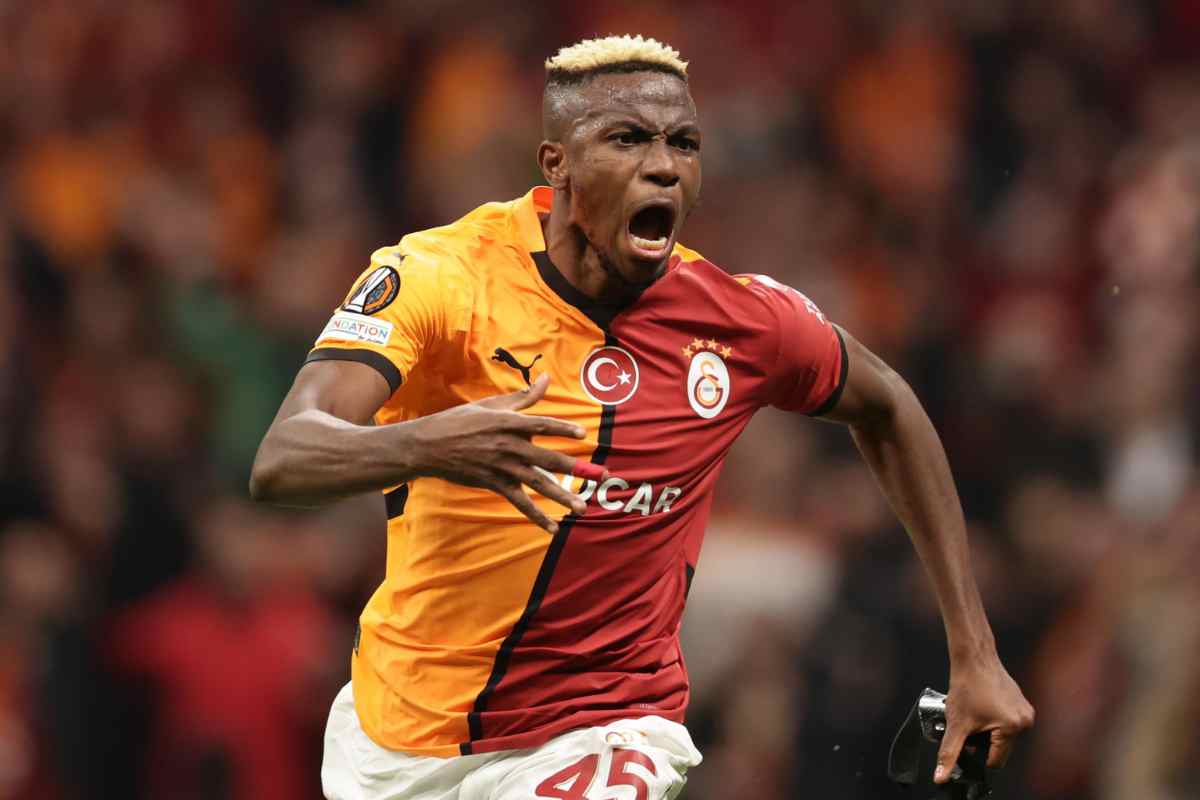 Victor Osimhen esulta dopo un gol con il Galatasaray
