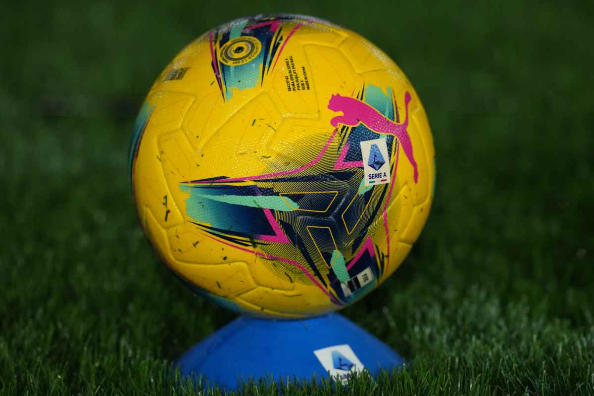 Pallone da calcio griffato Serie A sull'erba