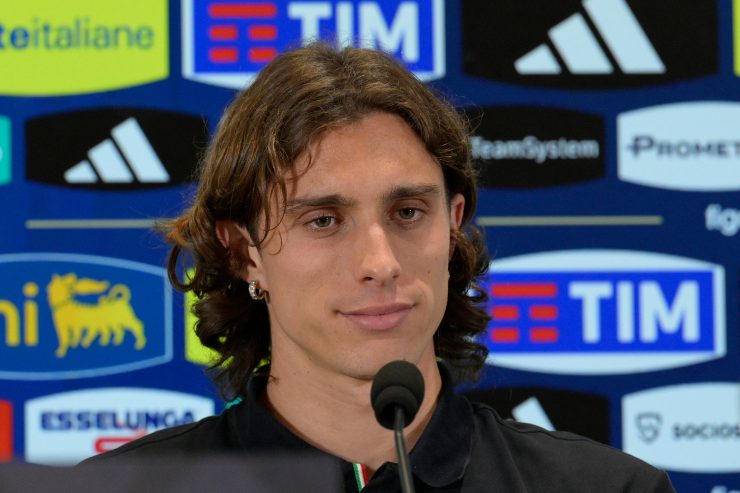 Primo piano di Riccardo Calafiori durante una conferenza stampa