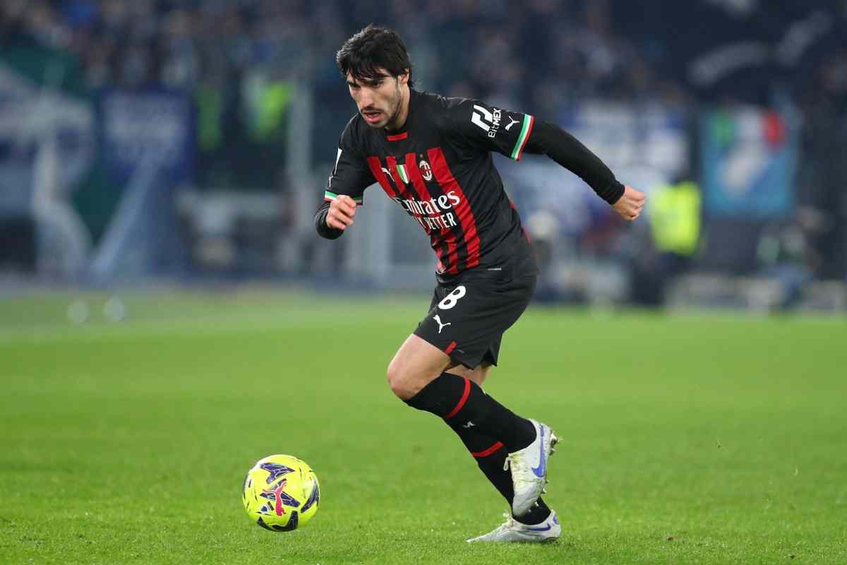 Sandro Tonali con la maglia del Milan