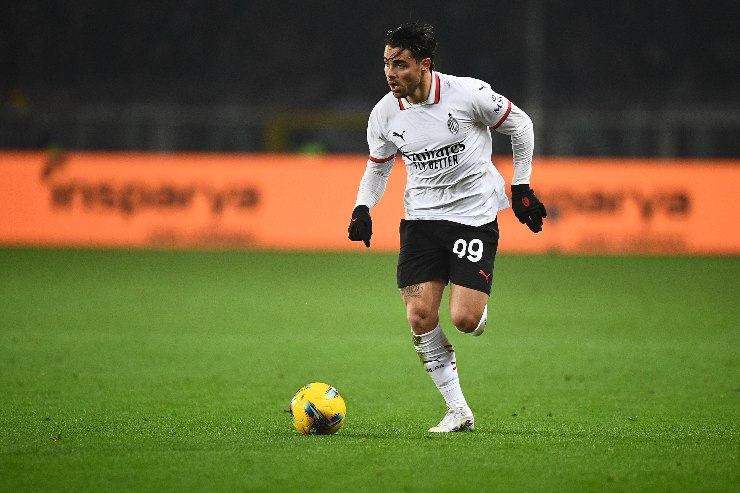 Riccardo Sottil in campo con la maglia del Milan