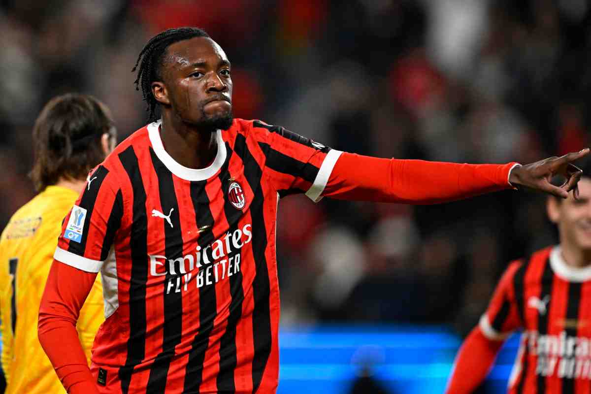 Tammy Abraham in campo con la maglia del Milan