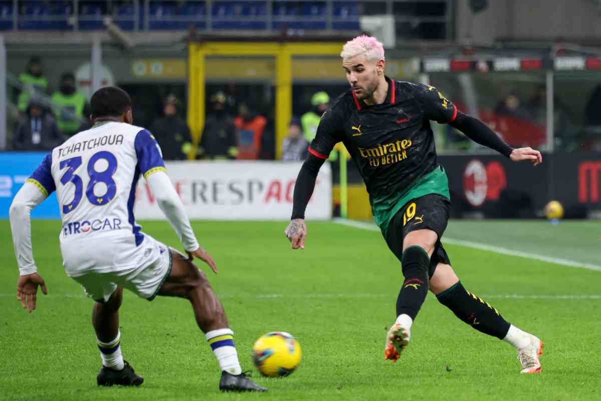 Theo Hernandez in campo durante Milan-Verona 