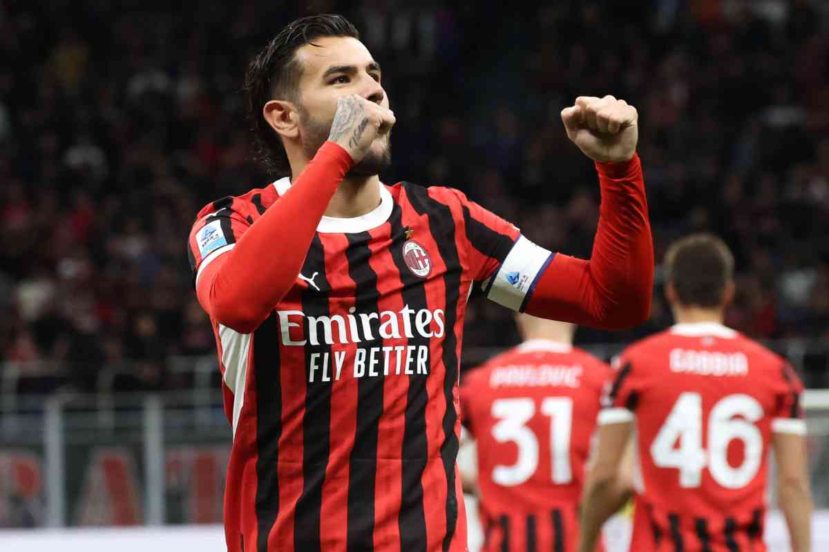 Theo Hernandez esulta con la maglia del Milan