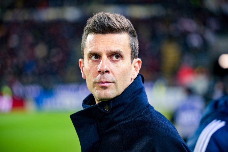 Thiago Motta in primo piano e girato di lato