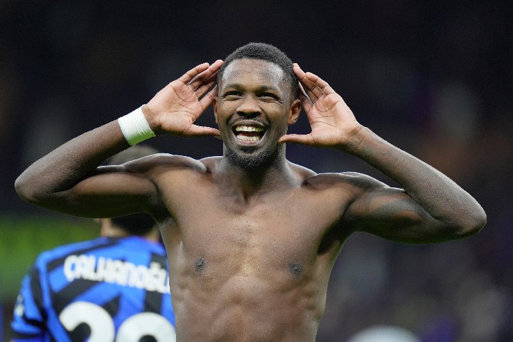 L'esultanza di Thuram dopo il gol con la maglia dell'Inter