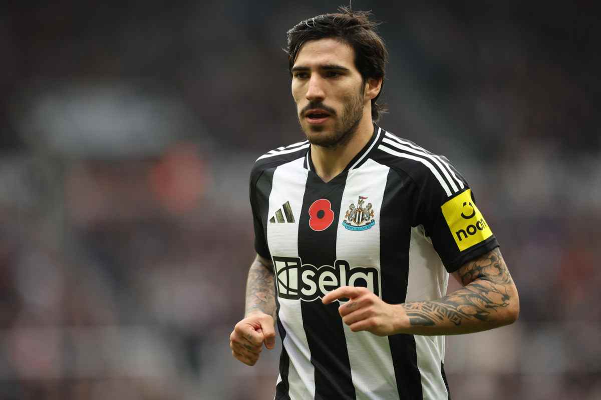 Sandro Tonali con la maglia del Newcastle