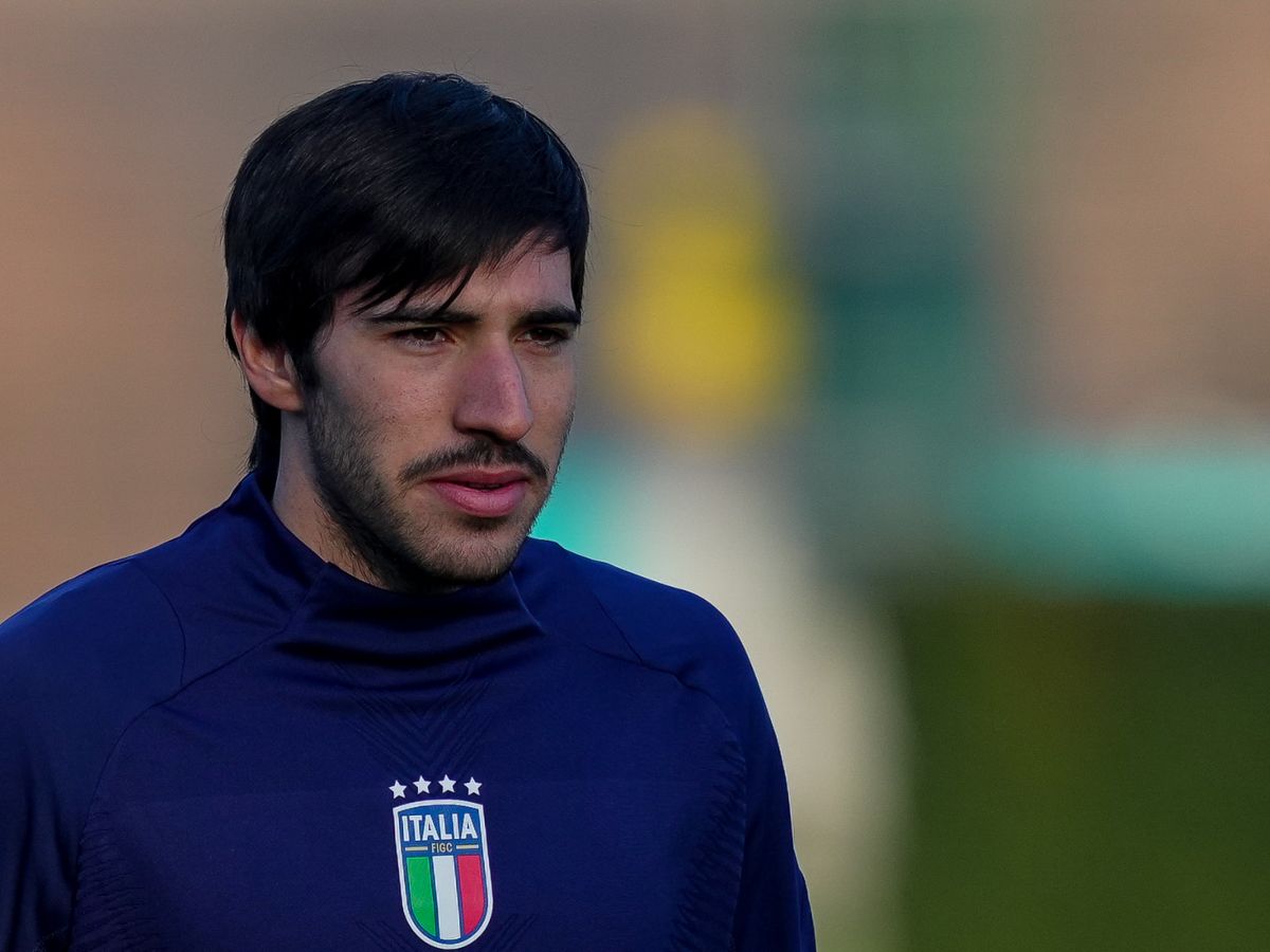 Sandro Tonali osserva