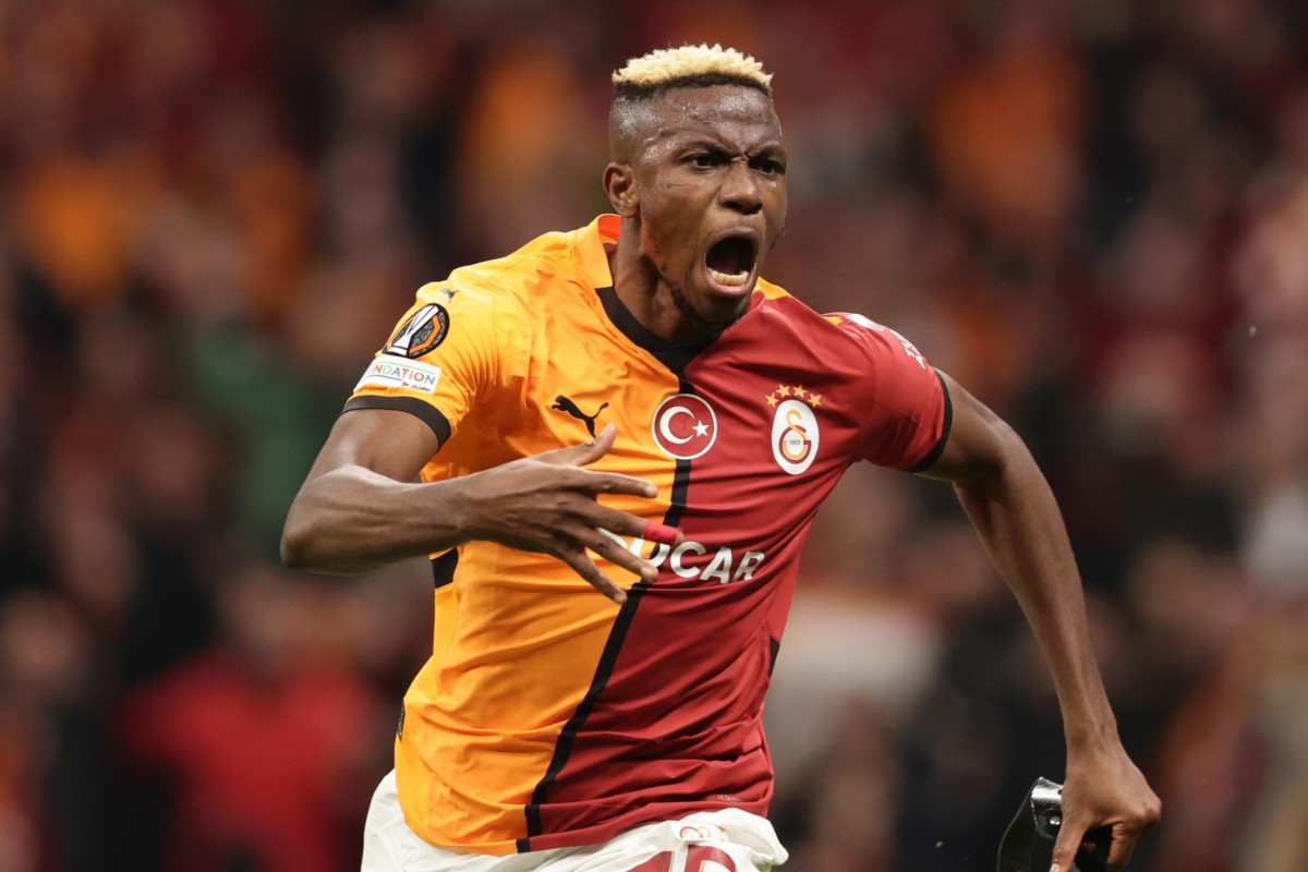 Victor Osimhen esulta dopo un gol