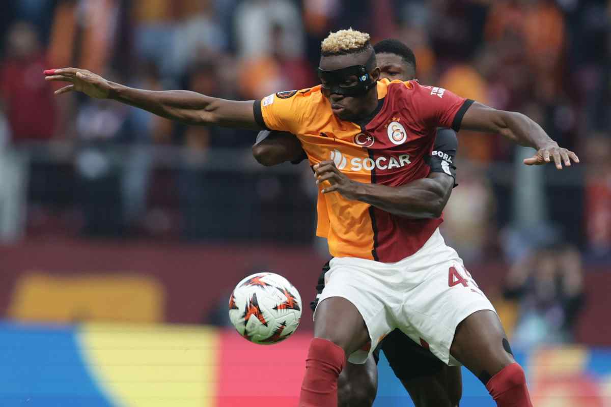 Victor Osimhen lotta in un match del Galatasaray