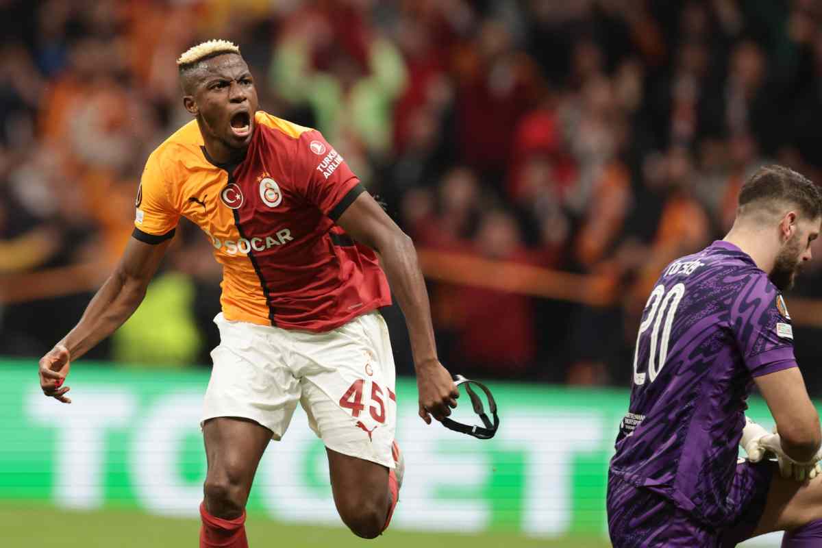 Victor Osimhen esulta dopo un gol con il Galatasaray