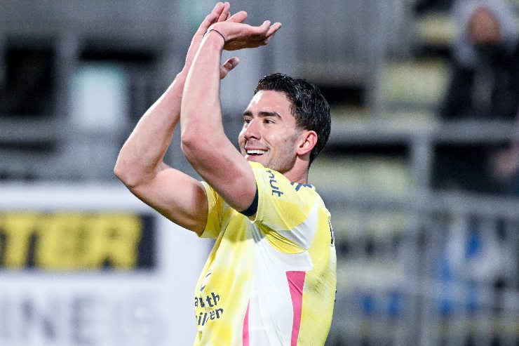 Dusan Vlahovic esulta dopo il gol