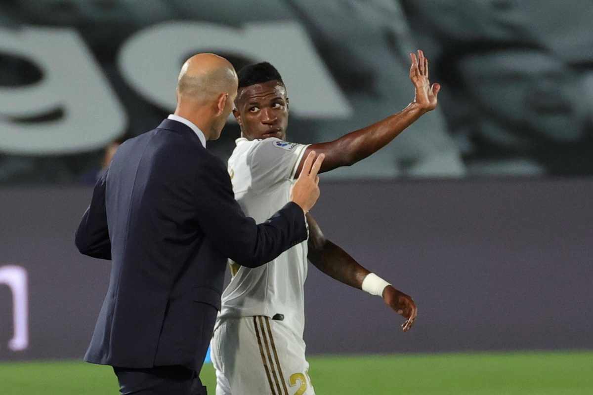 Zinedine Zidane dà indicazioni a Vinicius Junior